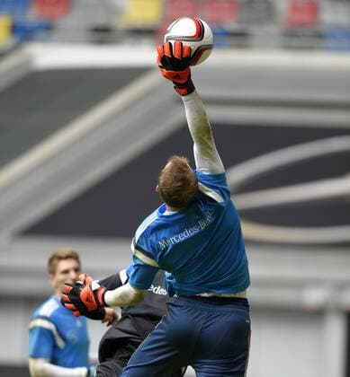 02.09.2014, Fussball Deutsche Nationalmannschaft, Training vor dem Spiel gegen Argentinien, in der ESPRIT-Arena Düsseldorf. Torwart Manuel Neuer (Deutschland) streckt sich zum Ball. 