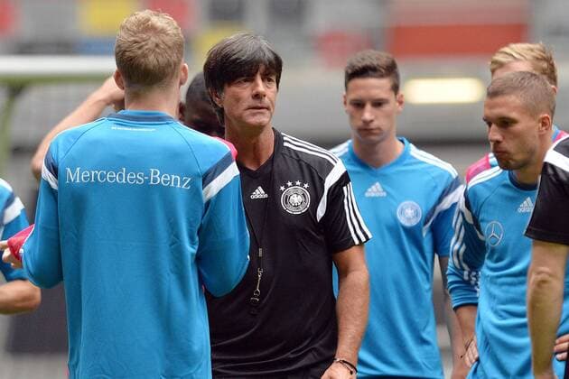Deutschland Abschlusstraining --- Fussball --- International --- 02.09.2014 Joachim Jogi Löw, Löw (Trainer Deutschland), Mitte, inmitten seiner Mannschaft, Team, halbe Figur