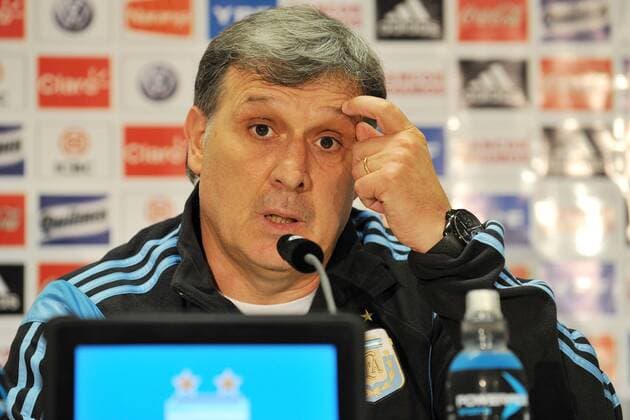 Argentinien Pressekonferenz --- Fussball --- International --- 02.09.2014 Gerardo Daniel Tata Martino (Trainer Argentinien), zeigt den Vogel, Gestik, Einzelbild, halbe Figur, Querformat