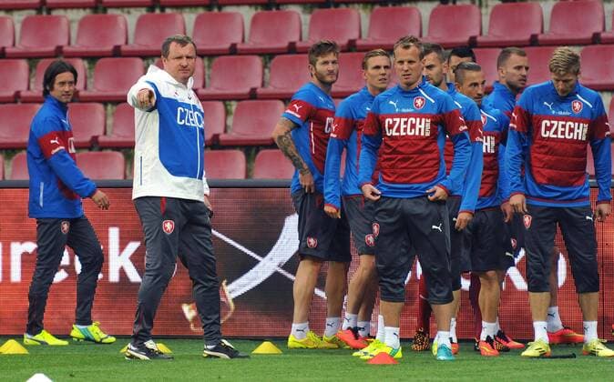 Czech Republic national team trains prior to the soccer friendly match Czech Republic vs USA on September 2, 2014 in Prague, Czech Republic. Pictured coach Pavel Vrba (in white). (CTKxPhoto MichalxDolezal) CTKPhotoOF201409020893101  dol 02