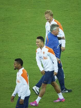 (L-R) Jeremain Lens of Holland, Memphis Depay of Holland, coach Guus Hiddink of Holland, Dirk Kuyt of Holland during the training session of The Netherlands in Bari on September 3, 2014 in Bari, Italy. Netherlands Training session in Bari 2014 2015 xVIxxIVx 2600664