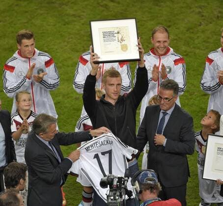 03.09.2014, Fussball Nationalmannschaft Testspiel: Deutschland - Argentinien, in der ESPRIT-Arena Düsseldorf. Per Mertesacker (mitte, Deutschland) wird aus der Nationalmannschaft verabschiedet. 