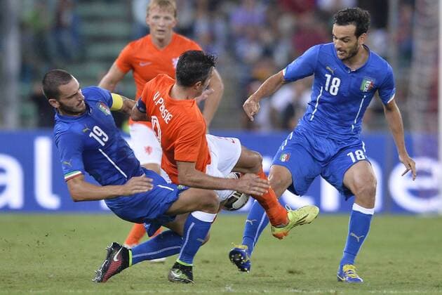 Robin Van Persie (NED), Marco Parolo e Leonardo Bonucci (ITA). Bari 04-09-2014 Stadio San Nicola. Italy - Netherlands friendly match. AntoxBalda