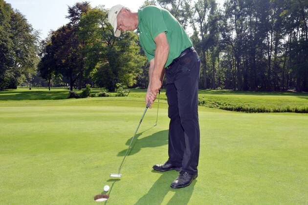 Stiftungs-Trophy Borussia Moenchengladbach --- Golf --- Charity --- 05.09.2014 Rainer Bonhof (Vizepräsident Moenchengladbach), privat, beim Putten, Golfen, Freisteller, Einzelbild, Aktion, Highlight