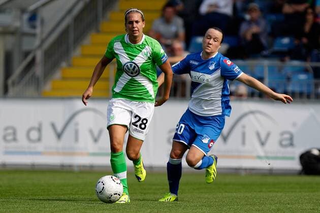 Fussball, Allianz Frauen-Bundesliga, TSG 1899 Hoffenheim - VfL Wolfsburg, v.li.: Lena Goeßling (VfL Wolfsburg) im Zweikampf, Duell, duel, tackle mit Theresa Betz (TSG 1899 Hoffenheim) xfsx