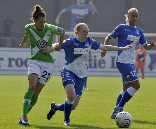 Deutschland - Frauen-Fussball-Bundesliga - 2014 15 TSG 1899 Hoffenheim (1899) - VFL Wolfsburg (WOB) 0:1 Mit Haken und Oesen: Verena FAISST (WOB, li) -Lena WEISS (1899), ganz re: Stephanie BREITNER (1899) Fussball-Bundesliga