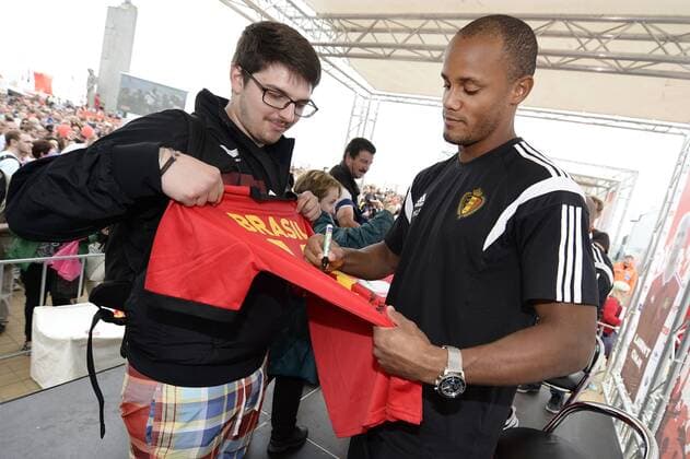 - OOSTENDE, BELGIUM: Belgium s Vincent Kompany signs an autograph at a fan day of Belgian national soccer team Red Devils, Saturday 06 September 2014, in Oostende. YORICKxJANSENS  premiumd 04309224
