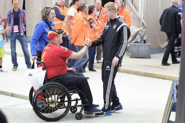 - OOSTENDE, BELGIUM: Red Devils fan Stijn Umans and Belgium s Kevin De Bruyne pictured during a fan day of Belgian national soccer team Red Devils, Saturday 06 September 2014, in Oostende. YORICKxJANSENS  premiumd 04309279