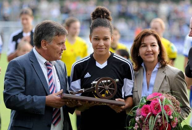 07.09.2014, xfux, Fussball 1.Bundesliga Damen, 1.FFC Frankfurt - MSV Duisburg, v.l. Ehrung Celia Sasic (1.FFC Frankfurt) Torschuetzin des Jahres