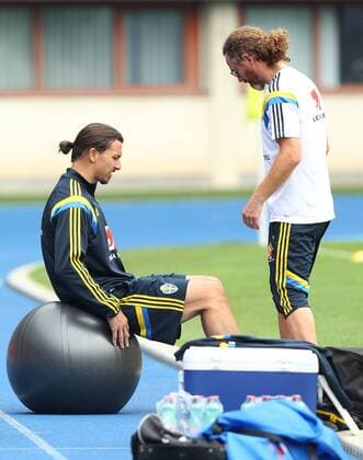 SOCCER - UEFA EURO 2016 quali, AUT vs SWE, preview VIENNA,AUSTRIA,07.SEP.14 - SOCCER - UEFA European Championship 2016, qualification, OEFB international match, Austria vs Sweden, final training team SWE. Image shows Zlatan Ibrahimovic (SWE) and a caretaker. 