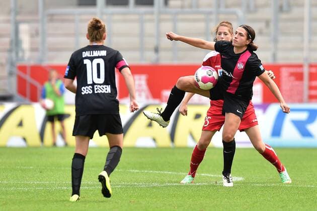 Fußball Allianz Frauen-Bundesliga 2. Spieltag SGS Essen - Turbine Potsdam am 07.09.2014 im Stadion Essen in Essen Linda Dallmann ( Essen ), links - Charline Hartmann ( Essen ), rechts - Inka Wesely ( Potsdam ), hinten