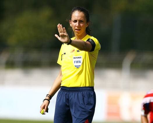 SC Freiburg - FC Bayern München Marija KURTES, DFB-Schiedsrichterin, fifa-referee, Halbkörper, Gestik, quer, Fußball, Frauen, Allianz-Frauen-Bundesliga Saison 2014 2015