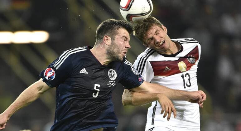 Kopfballduell Zweikampf Aktion Grant Hanley (SCO) (links) gegen Thomas Müller (GER) (rechts) DFB Länderspiel Deutschland gegen Schottland EM-Qualifikation Europameisterschaft Fußball Herren GER vs SCO Saison 2014 2015 Dortmund Signa Iduna Park 07.09.2014 DFB Länderspiel Deutschland gegen Schottland EM Qualifikation
