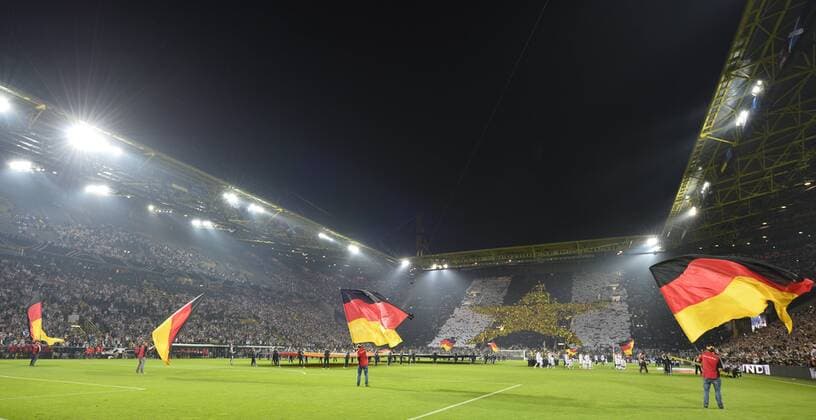Übersicht deutsche Flaggen Fahnen Fahnenschwenker stimmungsvoll vor Spielbeginn mit 4. viertem Stern auf der Südtribüne Tribüne Choreographie Choreo DFB Länderspiel Deutschland gegen Schottland EM-Qualifikation Europameisterschaft Fußball Herren GER Dortmund Signa Iduna Park 07.09.2014 DFB Länderspiel Deutschland EM Qualifikation