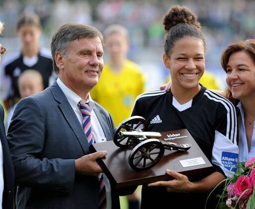 07.09.2014, xfux, Fussball 1.Bundesliga Damen, 1.FFC Frankfurt - MSV Duisburg, v.l. Ehrung Celia Sasic (1.FFC Frankfurt) zur Torschützin des Jahres