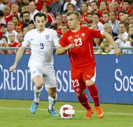 08.09.2014 Basel Fussball Herren EM - Qualifikation 2016 Schweiz - England Bild zeigt Xherdan Shaqiri (SUI) gegen Leighton Baines (GBR) Aktion Zweikampf Aktion Foto 