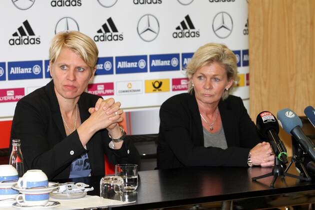 09.09.2015 Frankfurt, DFB-Zentrale Pressekonferenz Frauen-Nationalmannschaft vor den Qualifikationsspielen zur WM 2015 in Kanada Pressekonferenz mit Bundestrainerin Silvia Neid und Managerin Doris Fitschen hier vor der Medienwand