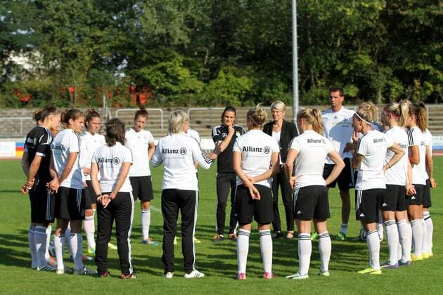 09.09.2015 Neu-Isenburg Training Frauen-Nationalmannschaft vor den Qualifikationsspielen zur WM 2015 in Kanada Bundestrainerin Silvia Neid und Co-Trainerin Ulrike Ballweg mit den Spielerinnen