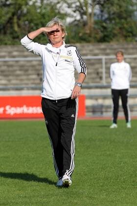 09.09.2015 Neu-Isenburg Training Frauen-Nationalmannschaft vor den Qualifikationsspielen zur WM 2015 in Kanada Freisteller Bundestrainerin Silvia Neid (DFB) Sonnenschutz
