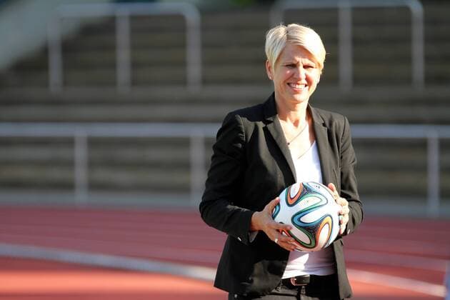 09.09.2015 Neu-Isenburg Training Frauen-Nationalmannschaft vor den Qualifikationsspielen zur WM 2015 in Kanada Einzelbild immer am Ball Managerin Doris Fitschen DFB)
