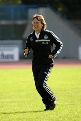 09.09.2015 Neu-Isenburg Training Frauen-Nationalmannschaft vor den Qualifikationsspielen zur WM 2015 in Kanada Aktion, Freisteller Co-Trainerin Ulrike Ballweg (DFB)