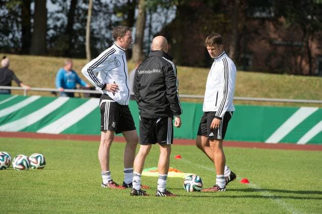 DFB U16 Training - 11.09.2014 11.09.2014, Fritz Detmar Stadion, Lohne, Meikel Schönweitz ( Trainer U16) li nphxKokenge