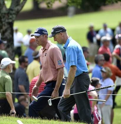Matt Kuchar (L) and Jim Furyk (R) walk to No. 2 during the first round of the PGA Golf Herren Tour Championship on September 11, 2014 at East Lake Golf Club in Atlanta. The sport s top players are competing for a chance to win the FedExCup and a $10 million bonus.  AJP2014091114