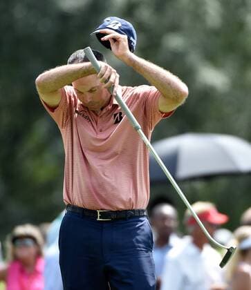 Matt Kuchar wipes his head on No. 2 during the first round of the PGA Golf Herren Tour Championship on September 11, 2014 at East Lake Golf Club in Atlanta. The sport s top players are competing for a chance to win the FedExCup and a $10 million bonus.  AJP2014091116