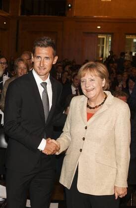 Miroslav Klose erhält von Angela Merkel, Bundeskanzlerin und Schirmherrin, den Integrationspreis Goldene Victoria der Deutschlandstiftung im Auswärtigen Amt am 11.09.2014 in Berlin. Miroslav Klose erhält Integrationspreis Goldene Victoria in Berlin