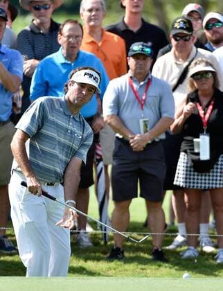 Bubba Watson chips onto the No. 2 green where he saves par during the second round of the PGA Golf Herren Tour Championship on September 12, 2014, at East Lake Golf Club in Atlanta.  AJP2014091210