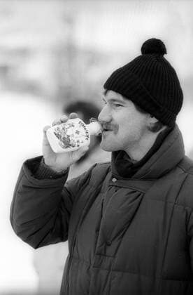 Wolfgang Grobe (FC Bayern München) - Eisstockschießen in der Freizeit da darf es ob der Kälte auch mal ein Schnaps sein