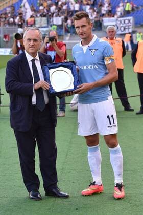 Miroslav Klose receives an award for his career from Lazio president Claudio Lotito. Roma 14-09-2014 Stadio Olimpico, Football Calcio Serie A Lazio. andreaxstaccioli