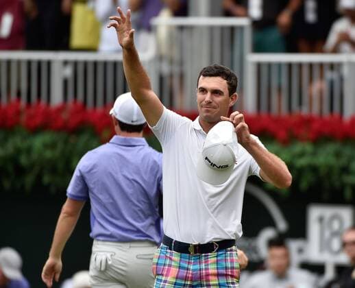 Winner Billy Horschel (R) waves as second-place finisher Rory McIlroy walks from the No. 18 green at the PGA Golf Herren Tour Championship at East Lake Golf Club on September 14, 2014, in Atlanta. Horschel won the tournament with an 11-under score, three strokes ahead of McIlroy and Jim Furyk, and also brought home the FedEx Cup with its $10 million bonus.  AJP2014091426