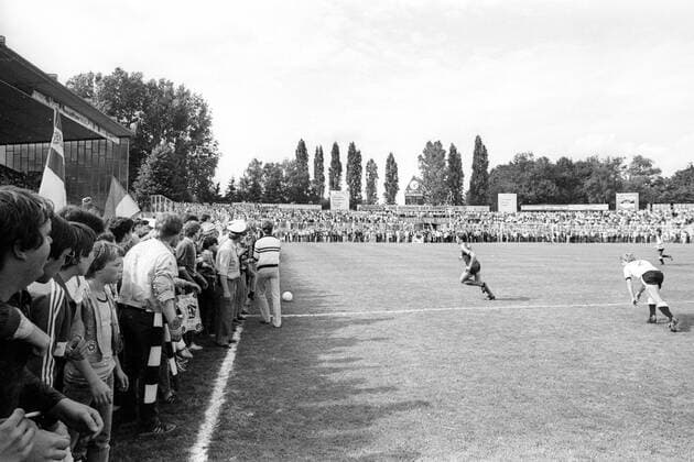 Fußball, Stadiongeschichte SV Darmstadt 98 Fans von Darmstadt 98 stehen in Erwartung des Abpfiffs dichtgedrängt am Spielfeldrand