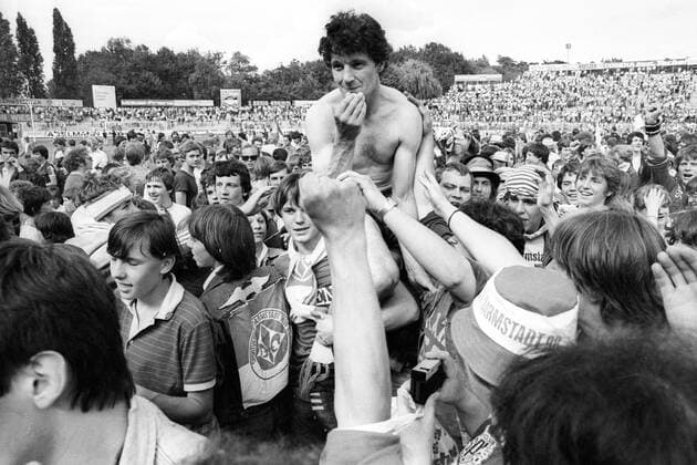 Der SV Darmstadt 98 steigt in die 1. Bundesliga auf: Edwin Westenberger wird von Fans auf Schultern getragen