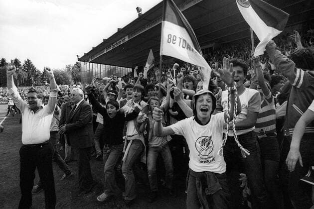 Fans von Darmstadt 98 feiern den Aufstieg in die 1. Bundesliga