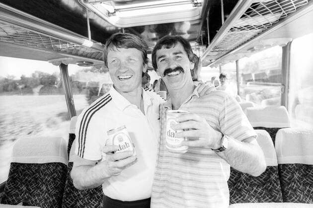 Der SV Darmstadt 98 steigt in die 1. Bundesliga auf: Die Mannschaft feiert auf dem Heimweg im Bus, Trainer Werner Olk (li.) und Willibald Weiss