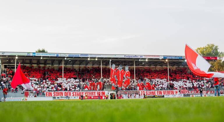 Cottbus, Deutschland, 16.09.2014: Fußball 3. Liga Saison 2014 2015 - 1. FC Energie Cottbus Grossaspach Großaspach. Fanchoreografie Energie Cottbus im Stadion der Freundschaft