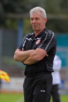 Trainer Dietmar Demuth (Berlin) an der Seitenlinie; FSV Wacker 90 Nordhausen - Berliner AK, 13.09.2014, Regionalliga Nordost, 6. Spieltag, Saison 2014 2015, Albert-Kuntz-Sportpark in Nordhausen;
