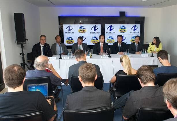Basketball Berlin 16.09.2014 Saison 2014 2015 Alba Berlin Basketball Vorstellung neuer Trikot-Sponsor Hauptsponsor Zhong De Metal Group