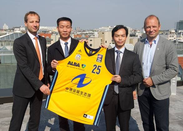 Basketball Berlin 16.09.2014 Saison 2014 2015 Alba Berlin Basketball Vorstellung neuer Trikot-Sponsor Hauptsponsor Zhong De Metal Group Dr. Axel Schweitzer (Alba Vorstandsvorsitzender) Zehui Huang (Direktor und stellvertretender Vorsitzender Zhong De Metal Group) Feizhou Liu (Direktor und Vizepräsident Zhong De Metal Group) Marco Baldi (Vizepräsident Alba Berlin) vlnr.