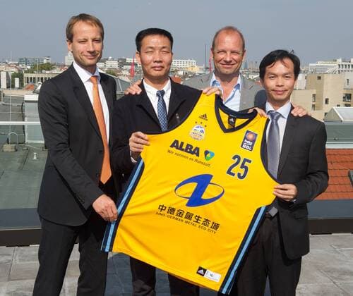 Basketball Berlin 16.09.2014 Saison 2014 2015 Alba Berlin Basketball Vorstellung neuer Trikot-Sponsor Hauptsponsor Zhong De Metal Group Dr. Axel Schweitzer (Alba Vorstandsvorsitzender) Zehui Huang (Direktor und stellvertretender Vorsitzender Zhong De Metal Group) Marco Baldi (Vizepräsident Alba Berlin) Feizhou Liu (Direktor und Vizepräsident Zhong De Metal Group) vlnr.