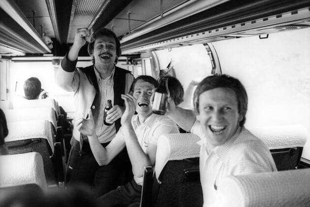 Der SV Darmstadt 98 steigt in die 1. Bundesliga auf: Die Mannschaft feiert auf dem Heimweg im Bus, v.li.: Herbert Pampuch, Joachim Weber und Walter Bechtold