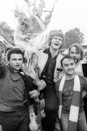Der SV Darmstadt 98 feiert den Aufstieg in die 1. Bundesliga: Peter Cestonaro Wird von Fans getragen