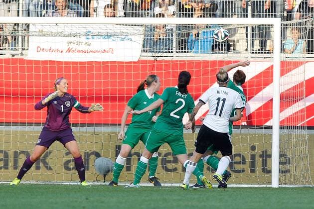 Fussball, Frauen WM-Qualifikation, Deutschland - Republik Irland, v.li.: Emma Byrne (Irland), Loise Quinn (Irland), Niamh Fahey (Irland), Anja Mittag (Deutschland) erzielt das Tor zum , scores the goal 2:0, Karen Duggan (Irland) xfsx