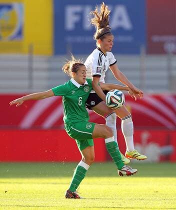Fussball, Frauen WM-Qualifikation, Deutschland - Republik Irland, v.li.: Dora Gorman (Irland), Melanie Leupolz (Deutschland) im Zweikampf, Duell, duel, tackle, Aktion, Action xmrx