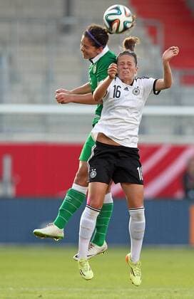Fussball, Frauen WM-Qualifikation, Deutschland - Republik Irland, v.li.: Fiona O Sullivan (Irland), Melanie Leupolz (Deutschland), im Zweikampf, Duell, duel, tackle, Aktion, Action, Kopfball, header xmrx