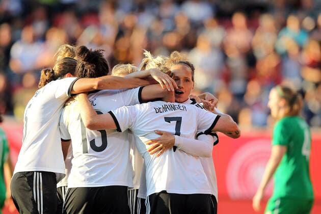 Fussball, Frauen WM-Qualifikation, Deutschland - Republik Irland, v.li.: Melanie Behringer (Deutschland) mit Torjubel, celebrate the goal, goal celebration, Jubel über das Tor 1:0 xmrx