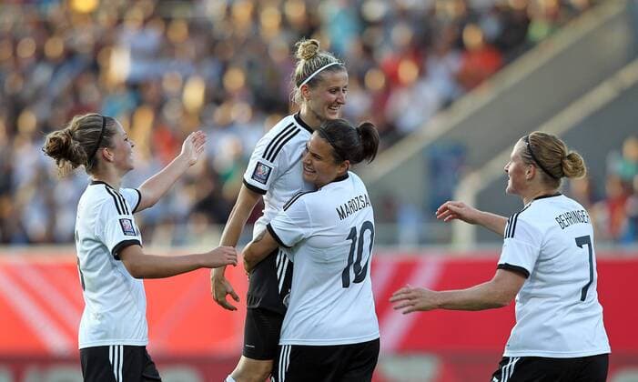 Fussball, Frauen WM-Qualifikation, Deutschland - Republik Irland, v.li.: Anja Mittag (Deutschland) mit Torjubel, celebrate the goal, goal celebration, Jubel über das Tor 2:0, mit Dzsenifer Marozsan (Deutschland) unten xmrx