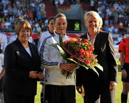 DFB-Vize-Praesidentin Hannelore Ratzenburg, Melanie BEHRINGER (Deutschland), Teammanagerin Doris Fitschen Ehrung fuer dass 100. Laenderspiel. Deutschland, Heidenheim: Fussball, DFB Frauen-Nationalmannschaft: WM-Qualifikation Deutschland am 17.09.2014, Voith-Arena.